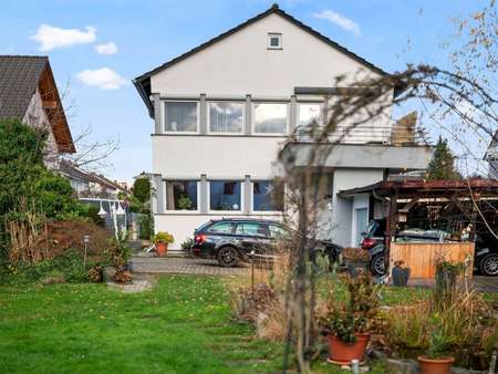 Blick aus dem Garten auf das Haus Blick aus dem Garten auf das Haus - Zweifamilienhaus in 79114 Freiburg mit 182m² kaufen