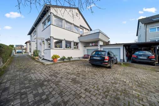 Rückansicht mit Garagen und Stellplätzen Rückansicht mit Garagen und Stellplätzen - Zweifamilienhaus in 79114 Freiburg mit 182m² kaufen