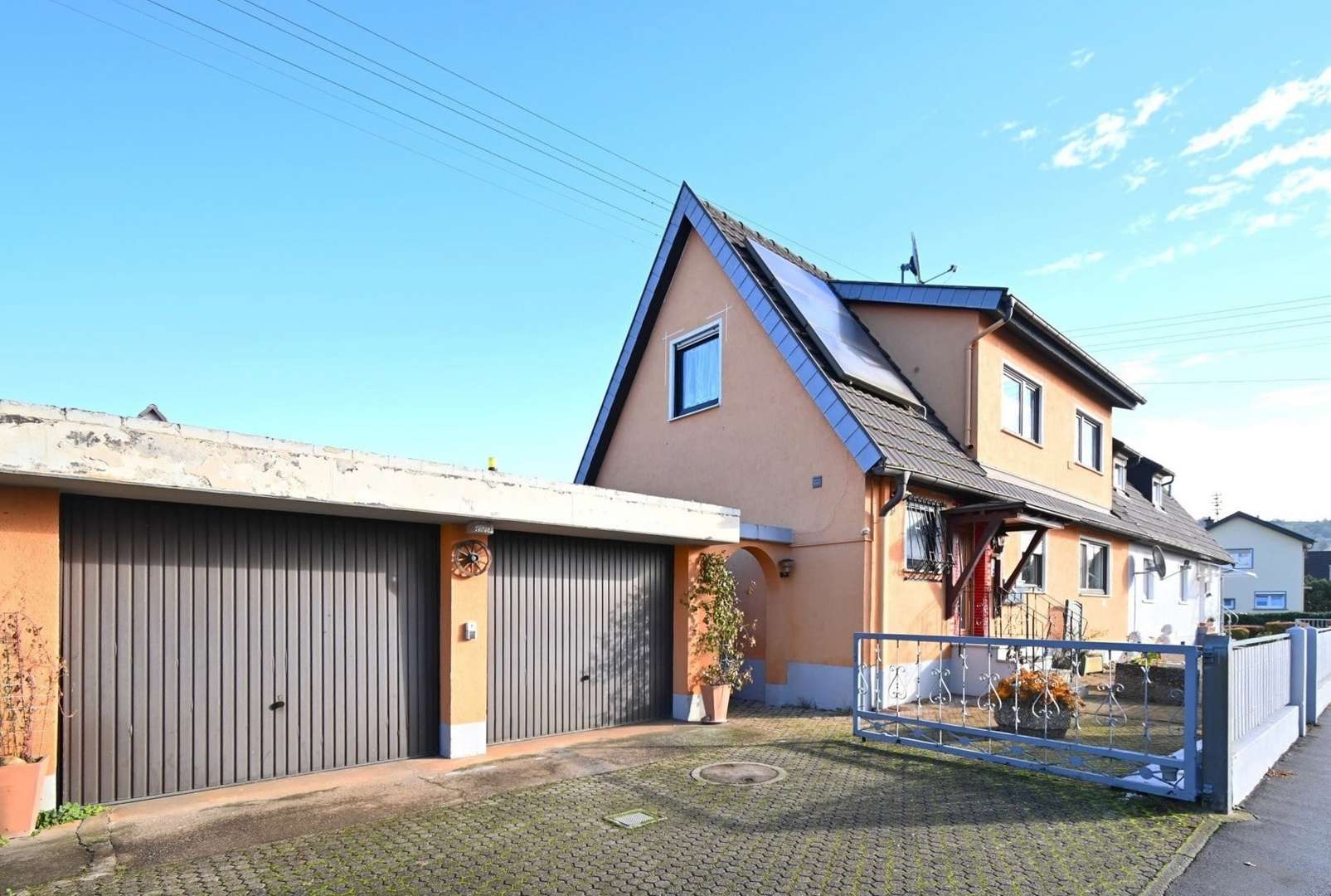 Ansicht Haus mit Garagen Ansicht Haus mit Garagen - Erdgeschosswohnung in 79336 Herbolzheim mit 86m² kaufen