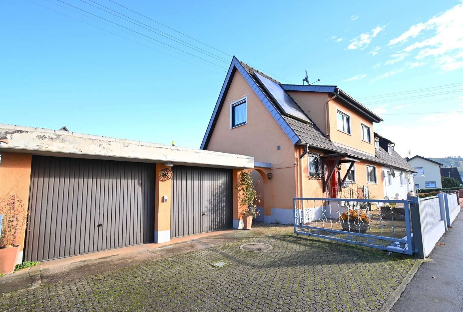 Ansicht Haus mit Garagen - Erdgeschosswohnung in 79336 Herbolzheim mit 86m² kaufen