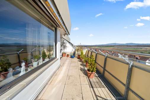 Terrasse mit Markise und Aussicht - Etagenwohnung in 79112 Freiburg mit 81m² als Kapitalanlage kaufen