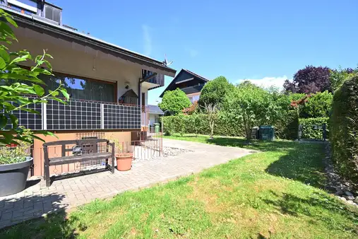 Großzügige 4-Zimmer-Gartenwohnung mit Doppelgarage,
Hobbyraum und PV-Anlagen