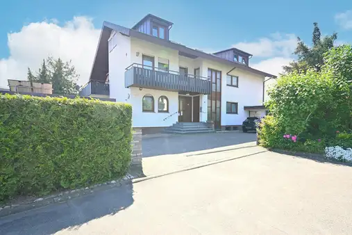Großzügige 4-Zimmer-Gartenwohnung mit Doppelgarage,
Hobbyraum und PV-Anlagen