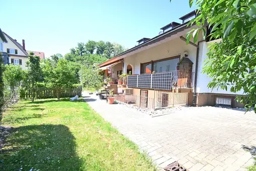 Großzügige 4-Zimmer-Gartenwohnung mit Doppelgarage,
Hobbyraum und PV-Anlagen