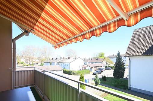 Balkon mit Markise Balkon mit Markise - Mehrfamilienhaus in 79341 Kenzingen mit 416m² kaufen