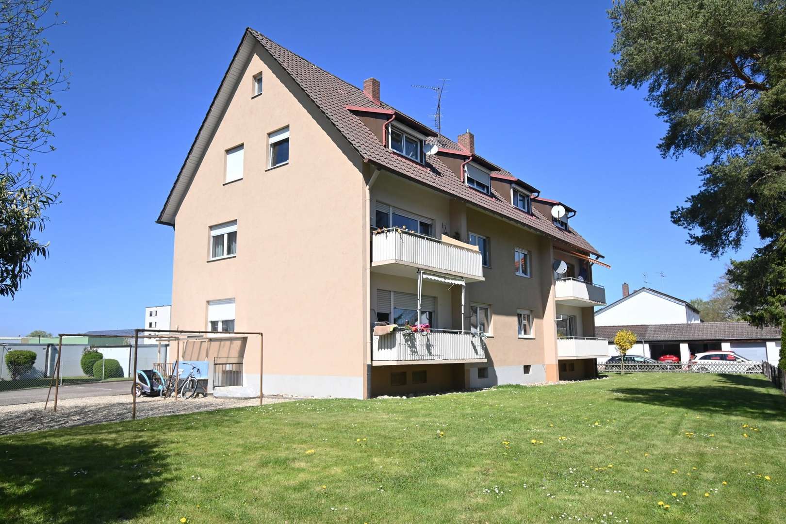Hausansicht mit Garten - Mehrfamilienhaus in 79341 Kenzingen mit 416m² kaufen
