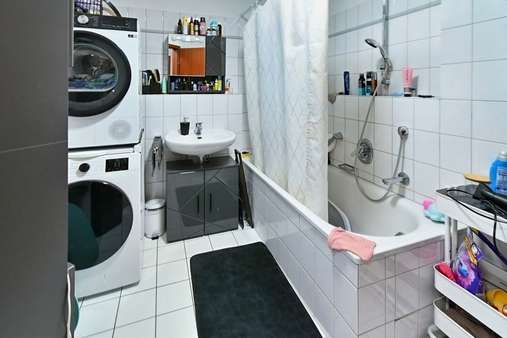 Bad mit Wanne und Waschmaschinenanschluss Bad mit Wanne und Waschmaschinenanschluss - Erdgeschosswohnung in 79261 Gutach mit 68m² als Kapitalanlage kaufen