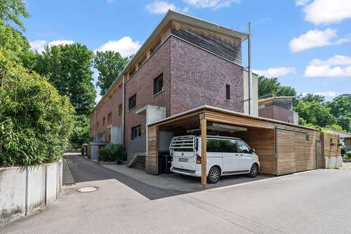 Hausansicht mit Carport - Reihenendhaus in 79183 Waldkirch mit 152m² kaufen