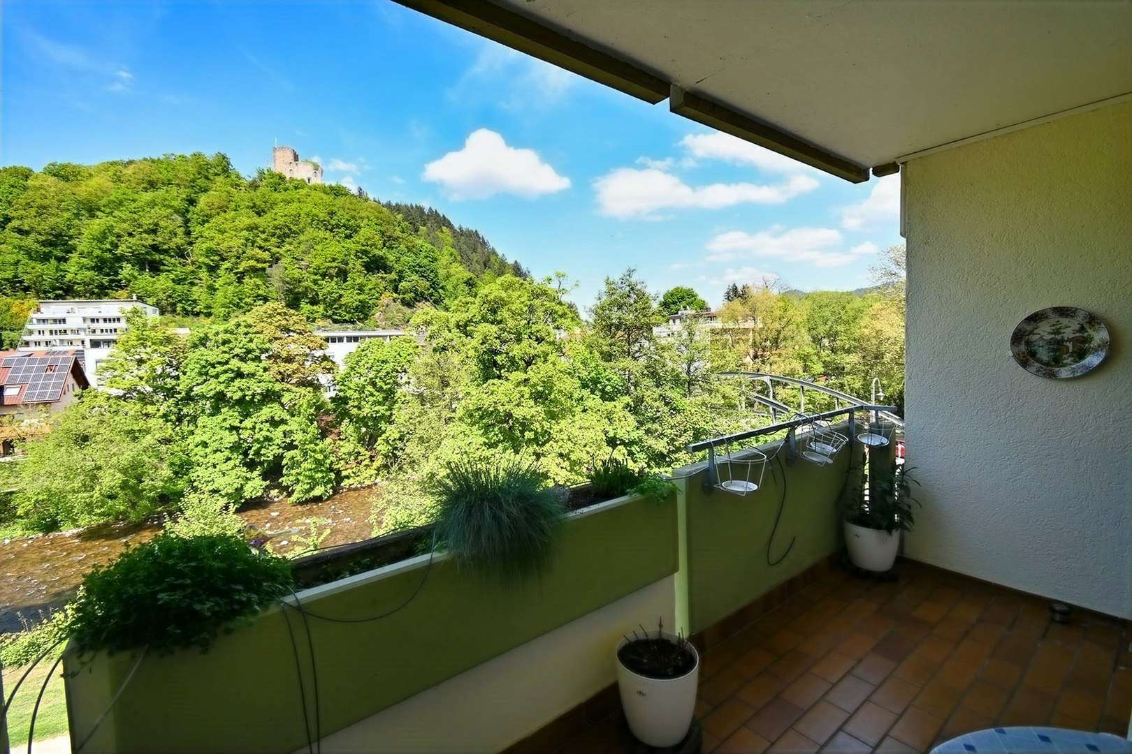 Balkon mit Blick zur Kastelburg - Etagenwohnung in 79183 Waldkirch mit 82m² kaufen