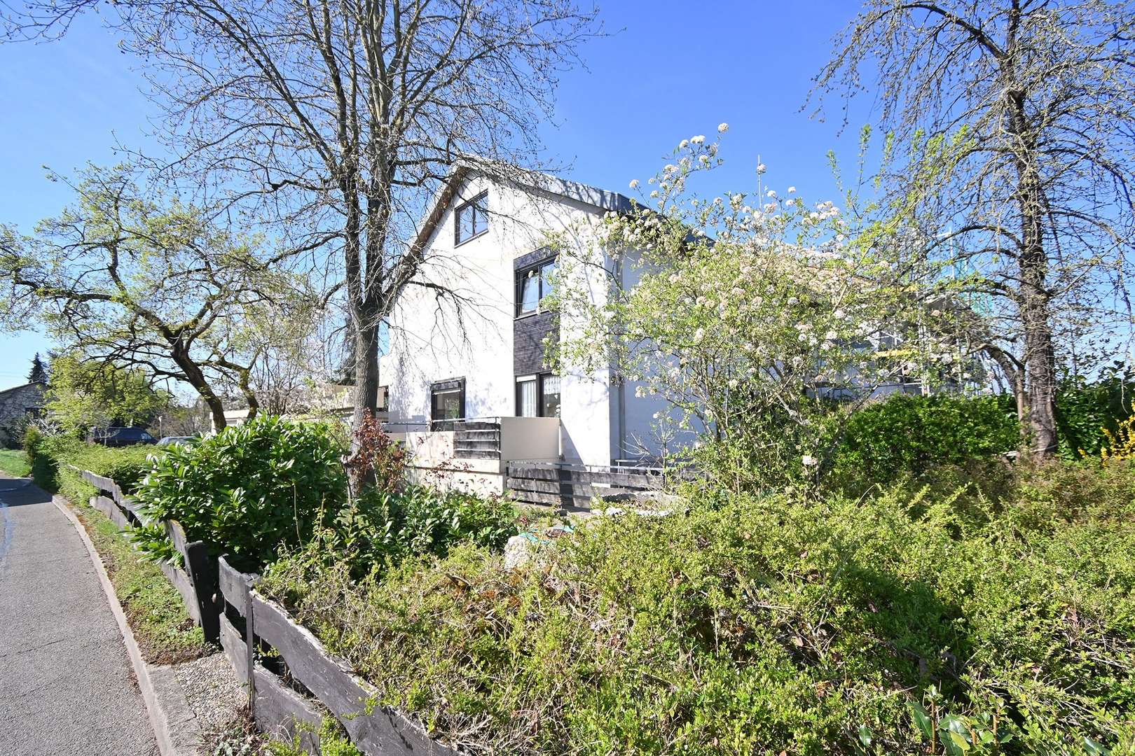 Ansicht Haus von außen - Doppelhaushälfte in 79312 Emmendingen mit 200m² kaufen