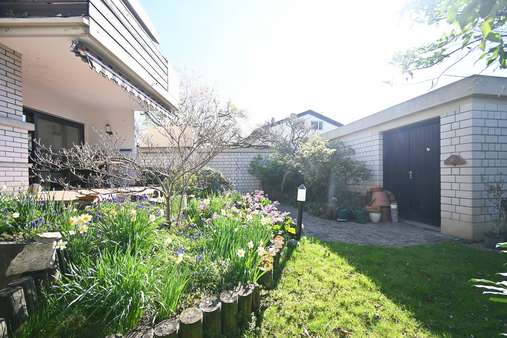 Terrasse mit Gartenausschnitt - Doppelhaushälfte in 79312 Emmendingen mit 200m² kaufen