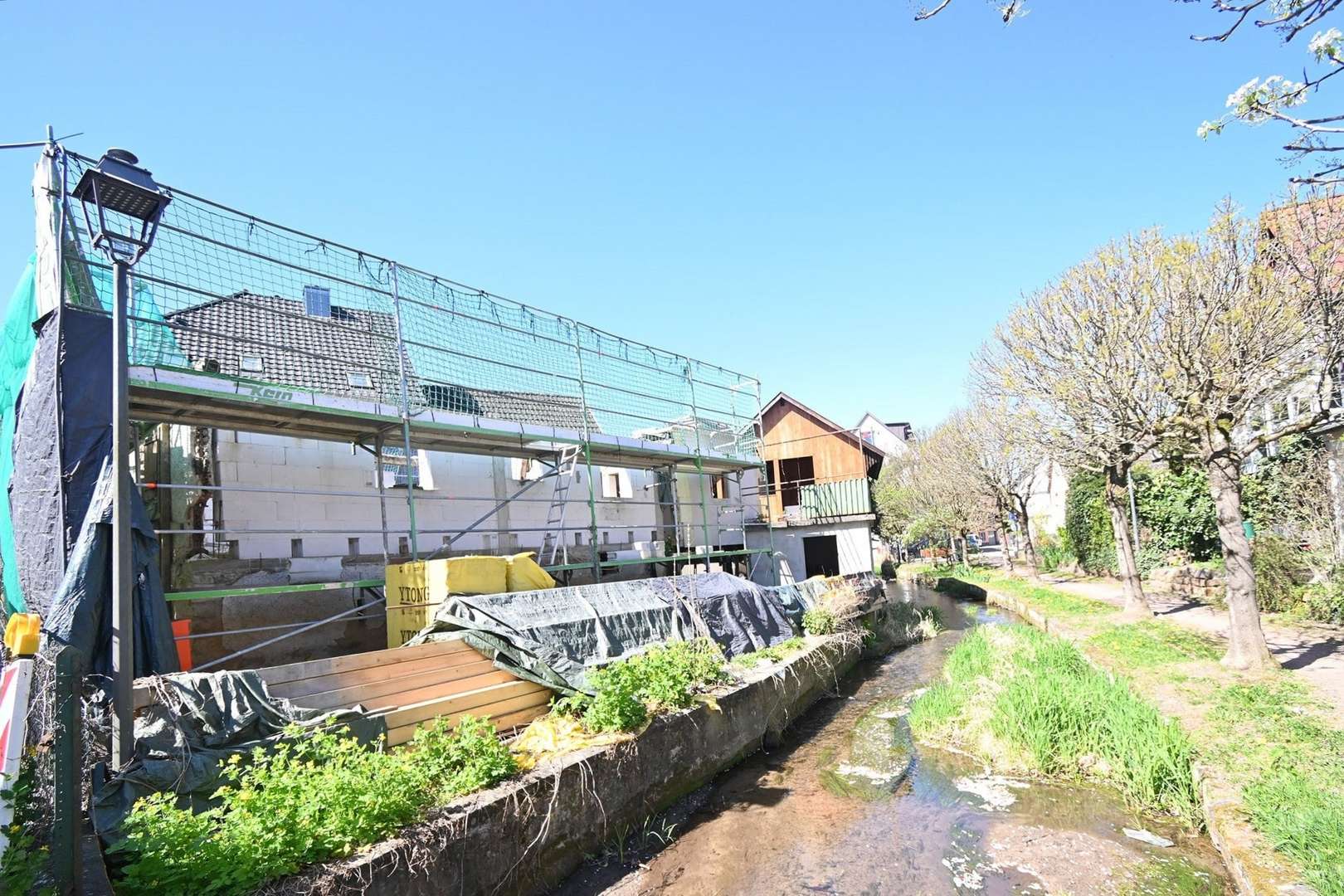 Seitenansicht vom Bachlauf - Einfamilienhaus in 79331 Teningen mit 161m² kaufen