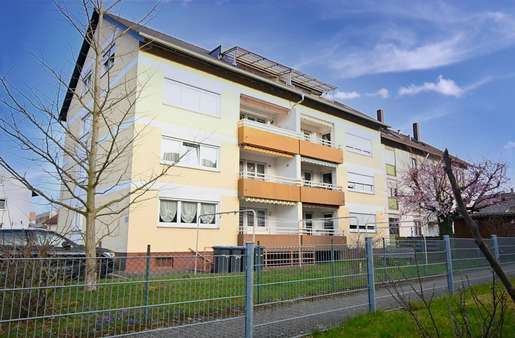 Blick auf die Balkonseite des Hauses Blick auf die Balkonseite des Hauses - Dachgeschosswohnung in 79336 Herbolzheim mit 68m² kaufen