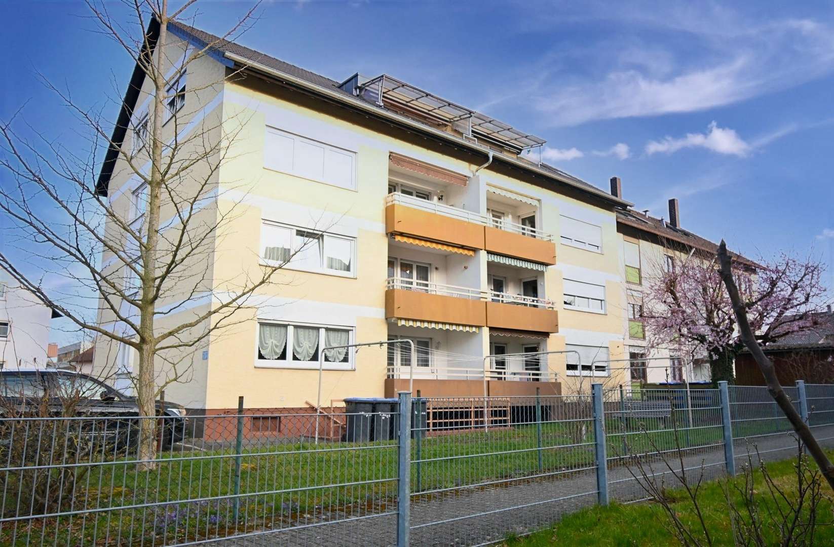 Blick auf die Balkonseite des Hauses - Dachgeschosswohnung in 79336 Herbolzheim mit 68m² kaufen