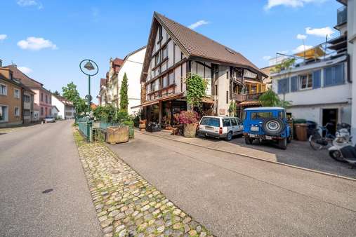 Hausseitenansicht mit Stellplatz Hausseitenansicht mit Stellplatz - Mehrfamilienhaus in 79104 Freiburg mit 190m² kaufen