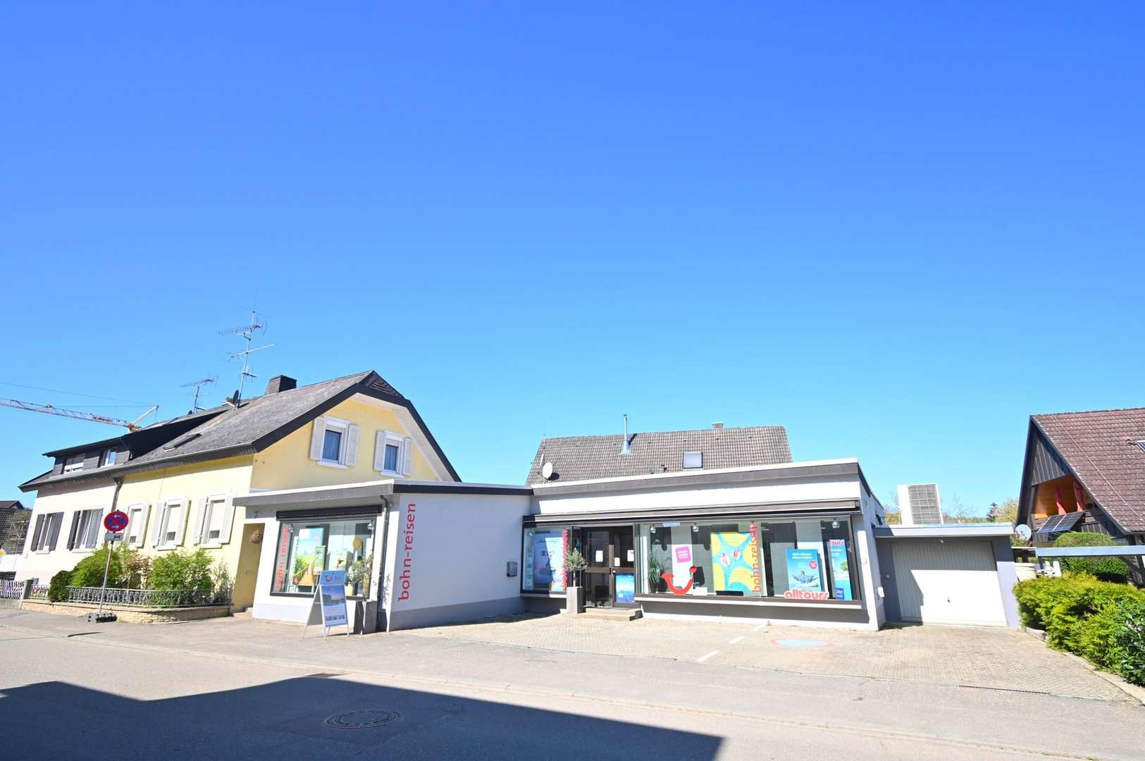 Ansicht Haus und Reisebüro - Sonstige in 79356 Eichstetten mit 106m² kaufen