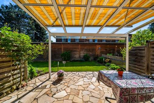 überdachte Terrasse mit Markise - Maisonette-Wohnung in 79110 Freiburg mit 105m² kaufen