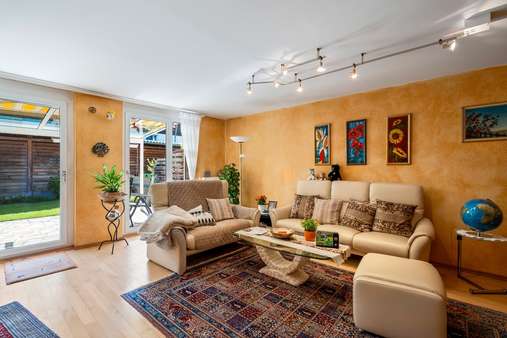 Wohnzimmer mit Blick auf Terrasse und Privatgarten - Maisonette-Wohnung in 79110 Freiburg mit 105m² kaufen