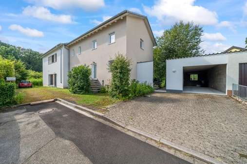 Blick auf das Anwesen mit Garagen - Zweifamilienhaus in 79331 Teningen mit 235m² kaufen