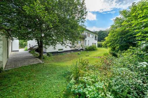 Blick aus dem Garten auf beide Doppelhaushälften - Zweifamilienhaus in 79331 Teningen mit 235m² kaufen