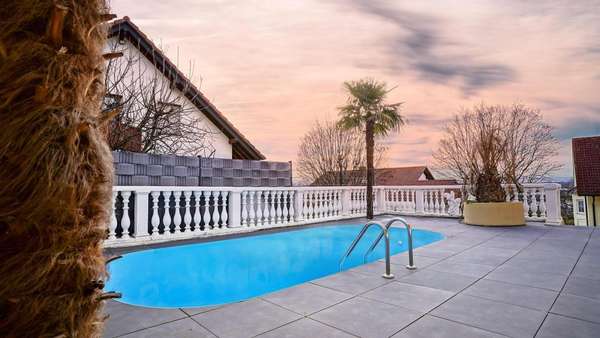 Pool mit Terrasse - Villa in 79336 Herbolzheim mit 242m² kaufen