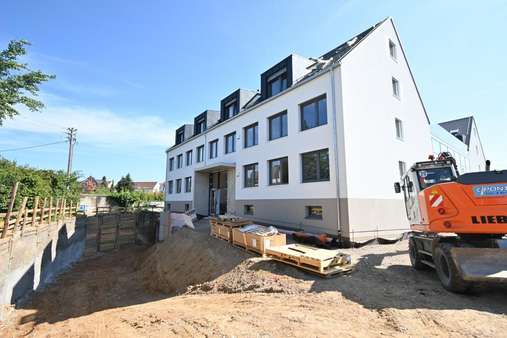 Hausansicht mit Eingangsbereich - Etagenwohnung in 79211 Denzlingen mit 75m² kaufen