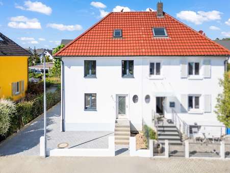 Außenansicht Außenansicht - Doppelhaushälfte in 79341 Kenzingen mit 160m² kaufen