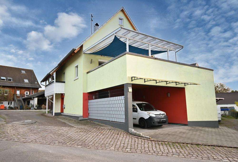 Ansicht mit Carport - Zweifamilienhaus in 79312 Emmendingen mit 212m² kaufen