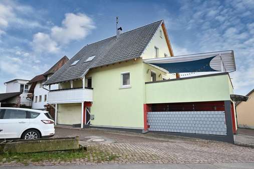 Hausansicht Seite - Zweifamilienhaus in 79312 Emmendingen mit 212m² kaufen