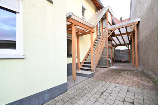 Zugang zur Hauptwohnung - Zweifamilienhaus in 79312 Emmendingen mit 212m² kaufen