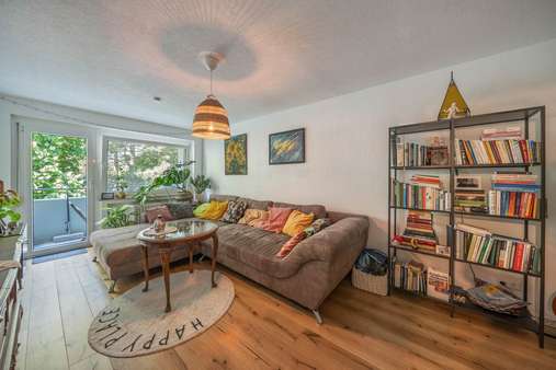 Wohnzimmer mit Balkonzugang - Etagenwohnung in 79114 Freiburg mit 78m² als Kapitalanlage kaufen