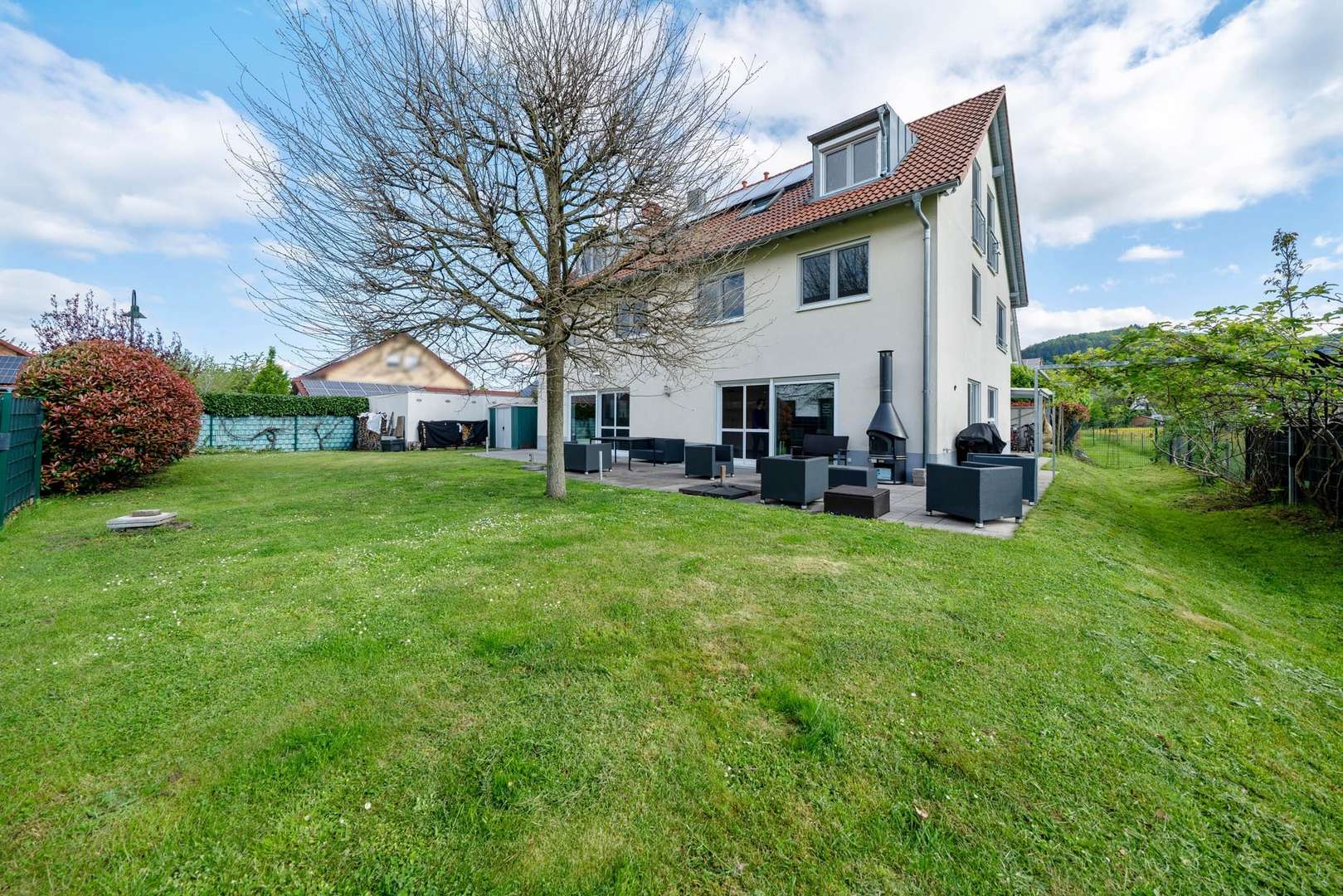 Ansicht vom Garten auf Haus und Terrasse - Landhaus in 79194 Heuweiler mit 311m² kaufen