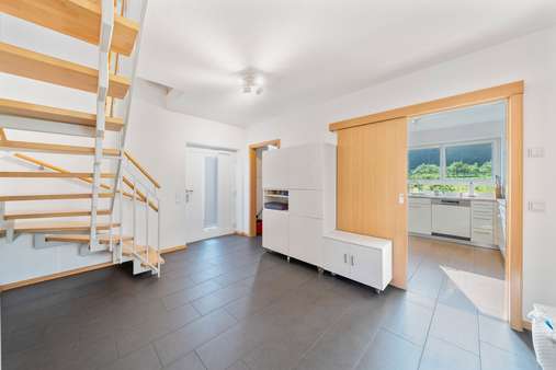 Eingangsdiele mit Blick in die Küche - Landhaus in 79194 Heuweiler mit 311m² kaufen