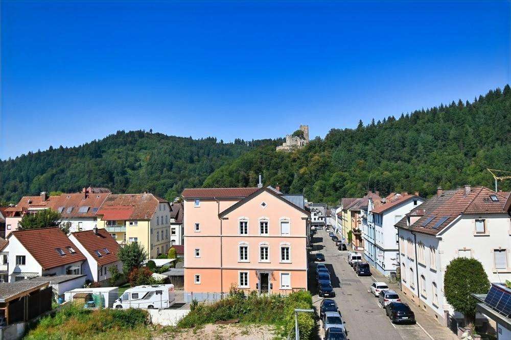 Blick zur Kastelburg - Dachgeschosswohnung in 79183 Waldkirch mit 111m² kaufen