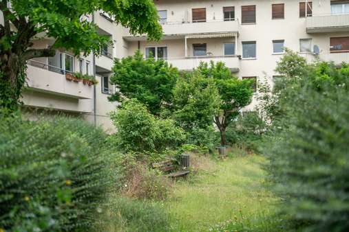 begrünte Tiefgarage, der Garten im Innenhof - Etagenwohnung in 79106 Freiburg mit 90m² kaufen