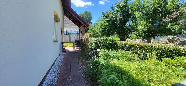 Garten mit Blick zur überdachten Terrasse - Einfamilienhaus in 79297 Winden mit 116m² mieten