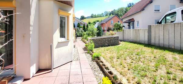 Garten mit Rasen und Gabione-Hochbeet - Einfamilienhaus in 79297 Winden mit 116m² mieten