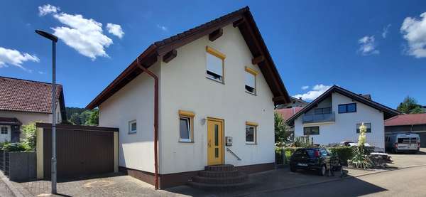 Hausansicht mit Garage und Stellplatz - Einfamilienhaus in 79297 Winden mit 116m² mieten