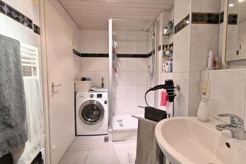 Blick auf Dusche und Waschmaschinenanschluss - Etagenwohnung in 79183 Waldkirch mit 95m² kaufen