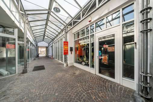 Zugang in der Passage Zugang in der Passage - Ladenlokal in 79098 Freiburg mit 118m² als Kapitalanlage kaufen