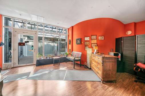 Eingang und Empfang Eingang und Empfang - Ladenlokal in 79098 Freiburg mit 118m² als Kapitalanlage kaufen