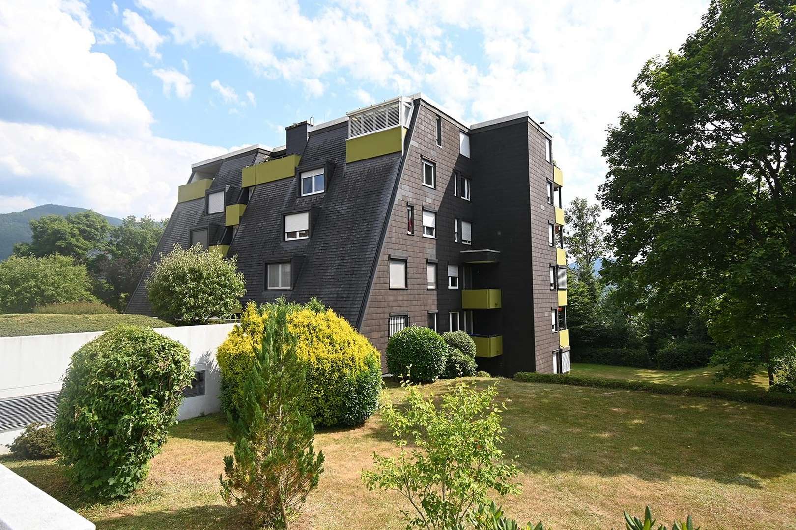 Blick auf das Mehrfamilienhaus Blick auf das Mehrfamilienhaus - Etagenwohnung in 79183 Waldkirch mit 87m² kaufen