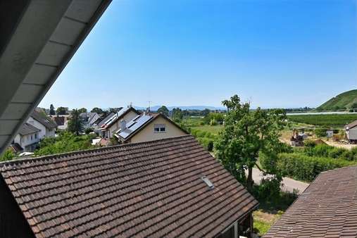 Ausblick vom Dachstudio bis zu den Vogesen Ausblick vom Dachstudio bis zu den Vogesen - Maisonette-Wohnung in 79183 Waldkirch mit 90m² kaufen