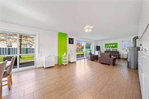 großes lichtdurchflutetes Wohn-/Esszimmer großes lichtdurchflutetes Wohn-/Esszimmer - Einfamilienhaus in 79194 Heuweiler mit 311m² kaufen