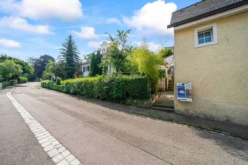 Gebäude-Teilansicht, weiterer Straßenverlauf Gebäude-Teilansicht, weiterer Straßenverlauf - Doppelhaushälfte in 79104 Freiburg mit 65m² kaufen