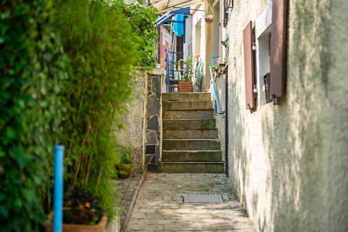 Treppe zum Erdgeschoss-Niveau Treppe zum Erdgeschoss-Niveau - Doppelhaushälfte in 79104 Freiburg mit 65m² kaufen