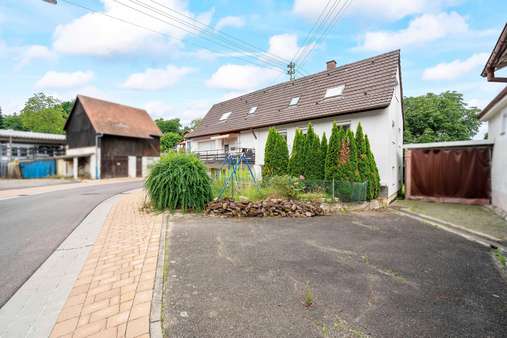 Außenansicht von der Seite Außenansicht von der Seite - Zweifamilienhaus in 79341 Kenzingen mit 131m² kaufen