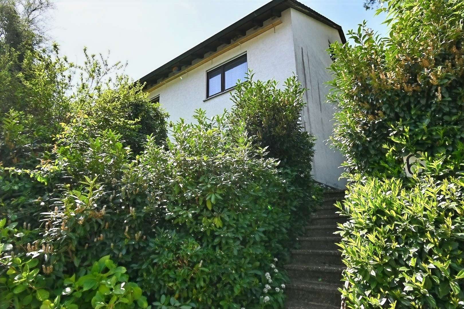 Treppenaufgang zum Haus Treppenaufgang zum Haus - Zweifamilienhaus in 79183 Waldkirch mit 208m² kaufen