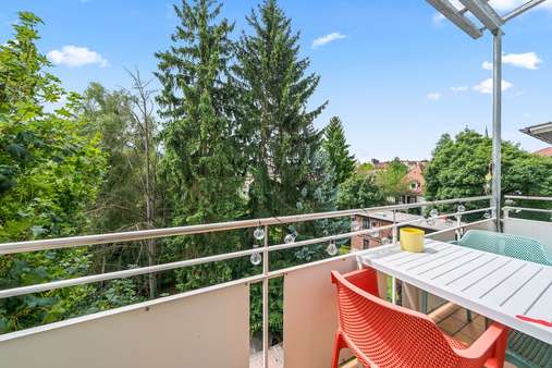 Balkon mit Sitzgelegenheit und Blick in die Wiehre Balkon mit Sitzgelegenheit und Blick in die Wiehre - Etagenwohnung in 79102 Freiburg mit 107m² kaufen