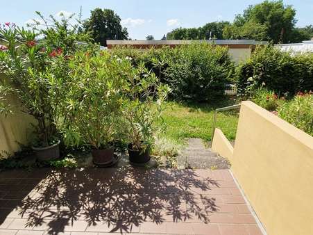 Terrasse mit Stufen in den Garten - Reihenendhaus in 79110 Freiburg mit 125m² kaufen